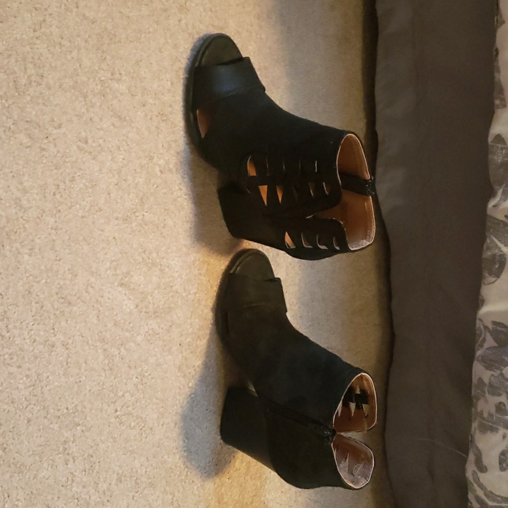 Maurices: size 7.5 black heal with cut out detail.